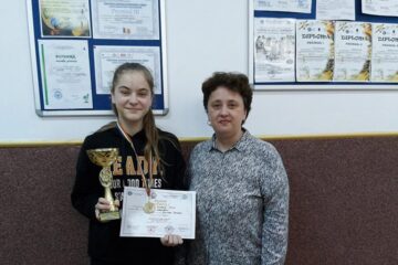 Beatrice Otilia Onuț, de la Drăgoiești (stânga) a obținut Cupa concursului și Premiul I, alături de prof. Daniela Baltariu