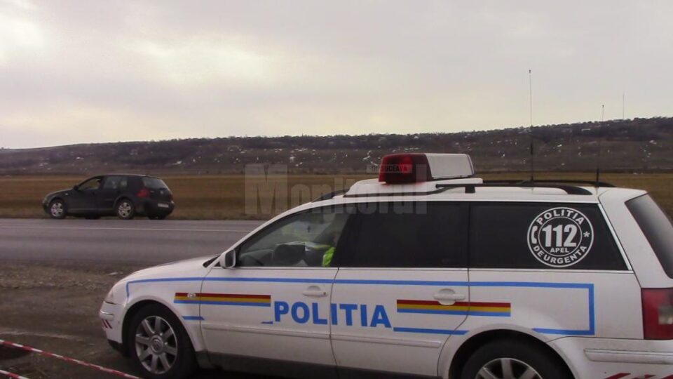 Un șofer în vârstă de 19 ani s-a răsturnat cu autoutilitara pe ogorul de lângă drum