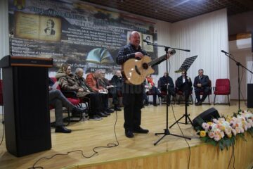 Dumbrăveniul în haine de gală: artiști, academicieni și oameni cu greutate la prima manifestare dedicată lui Mihai Eminescu