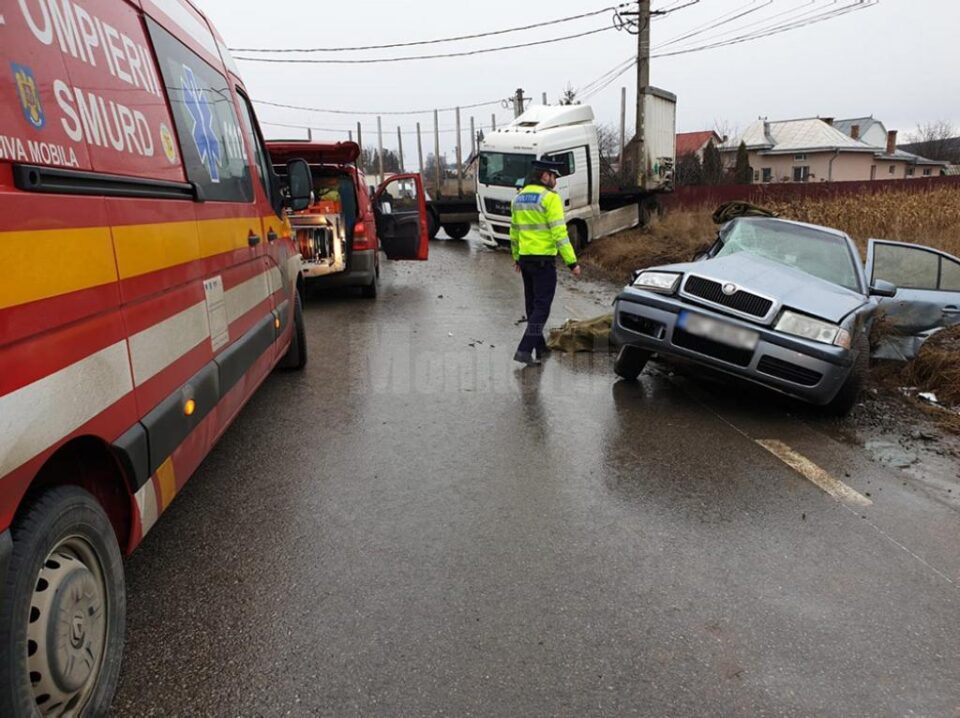 Impactul a avut loc între un autoturism și un autotren, trei persoane din autoturism fiind rănite Impactul a avut loc între un autoturism și un autotren, trei persoane din autoturism fiind rănite