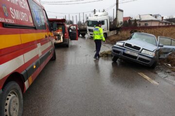 Impactul a avut loc între un autoturism și un autotren, trei persoane din autoturism fiind rănite