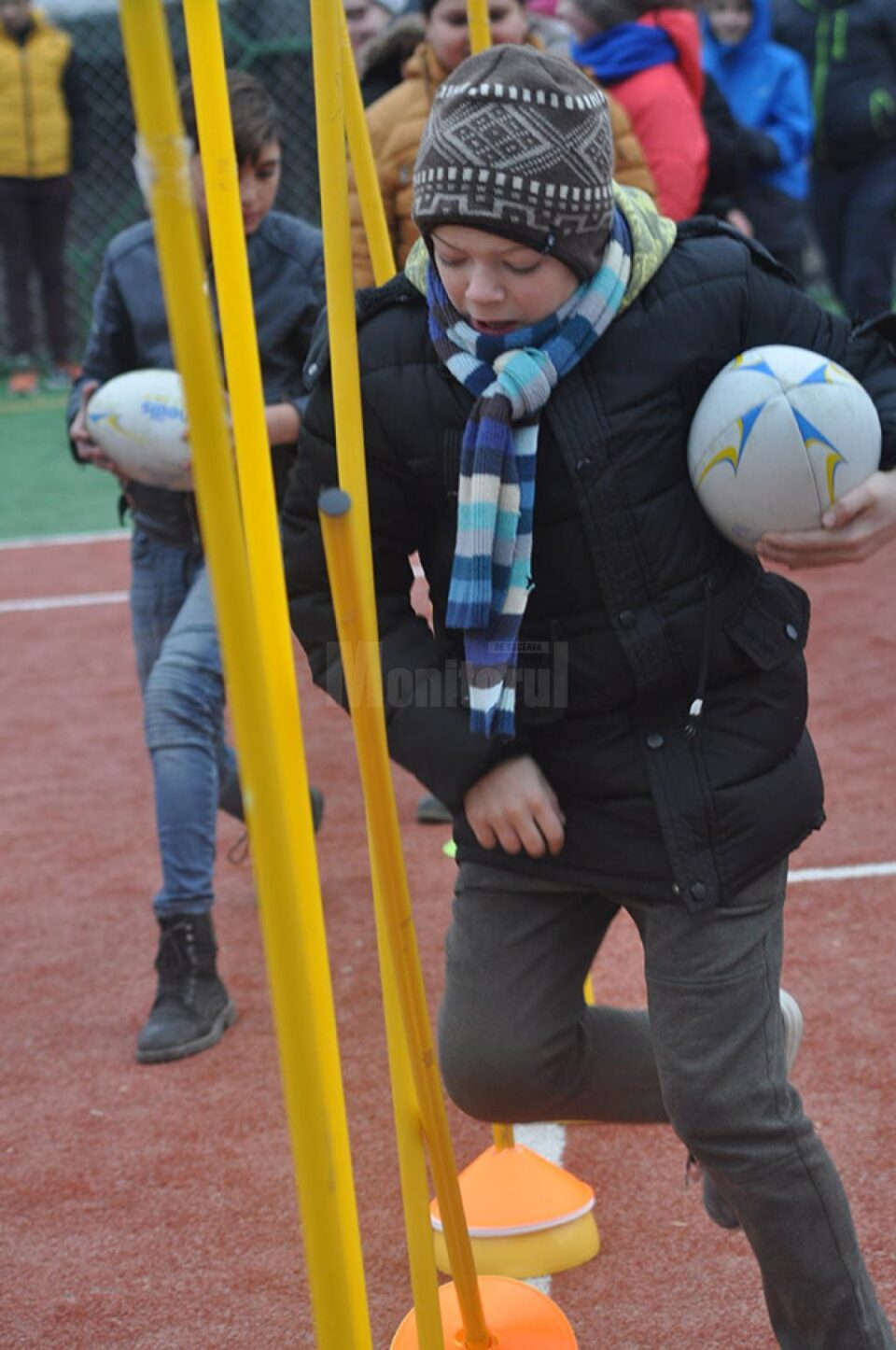Copiii suceveni au facut cunoștință cu mingea de rugby