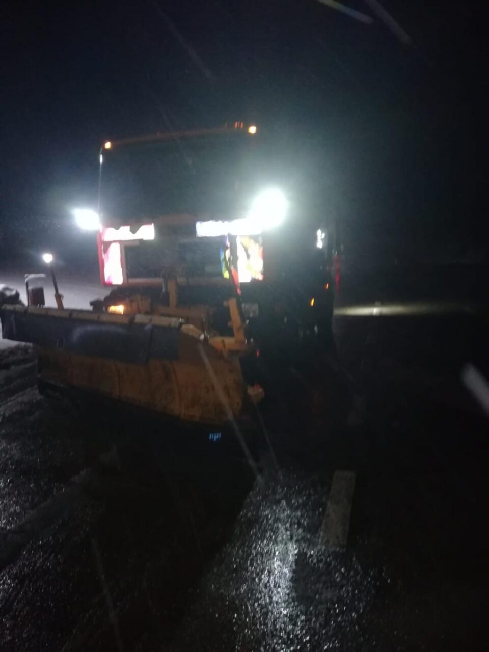 Câteva zeci de autovehicule, blocate aseară de polei în Pasul Tihuța