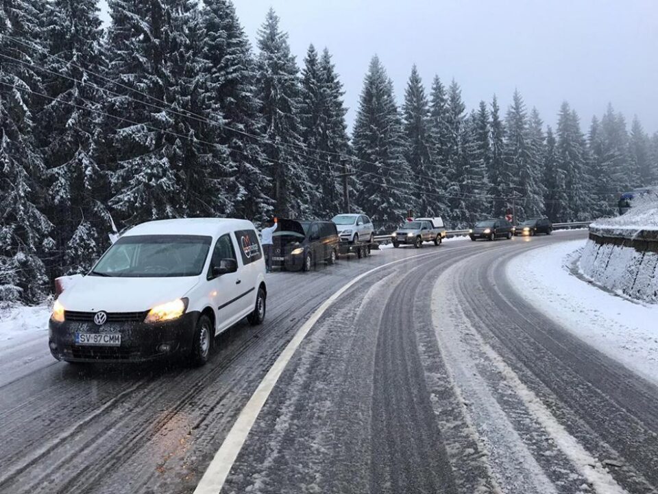 Câteva zeci de autovehicule au tras pe dreapta din cauza poleiului