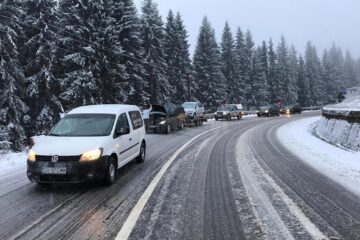 Câteva zeci de autovehicule au tras pe dreapta din cauza poleiului