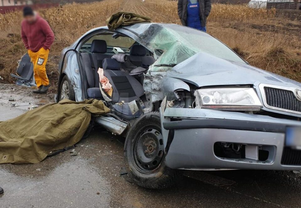 Trei răniți, în urma coliziunii dintre un autoturism și un autotren la Cumpărătura
