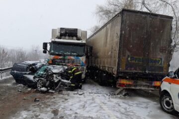 Accident între două autocamioane și un autoturism, la ieșirea din Fălticeni spre Spătărești