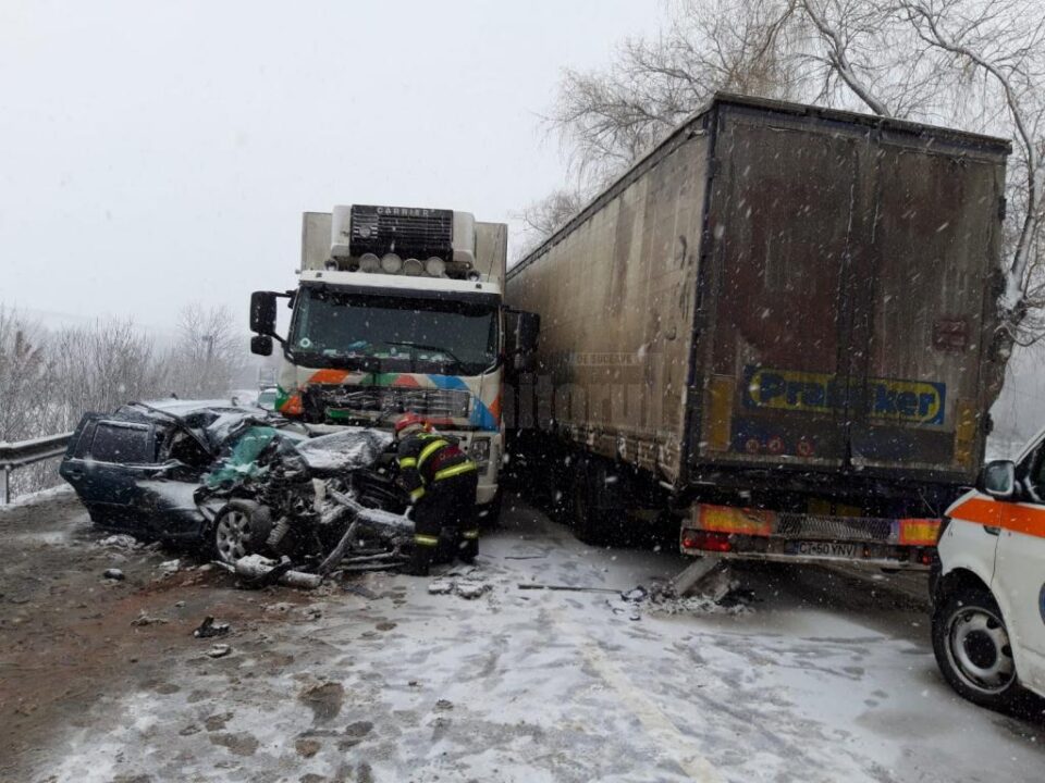 Accident între două autocamioane și un autoturism, la ieșirea din Fălticeni spre Spătărești