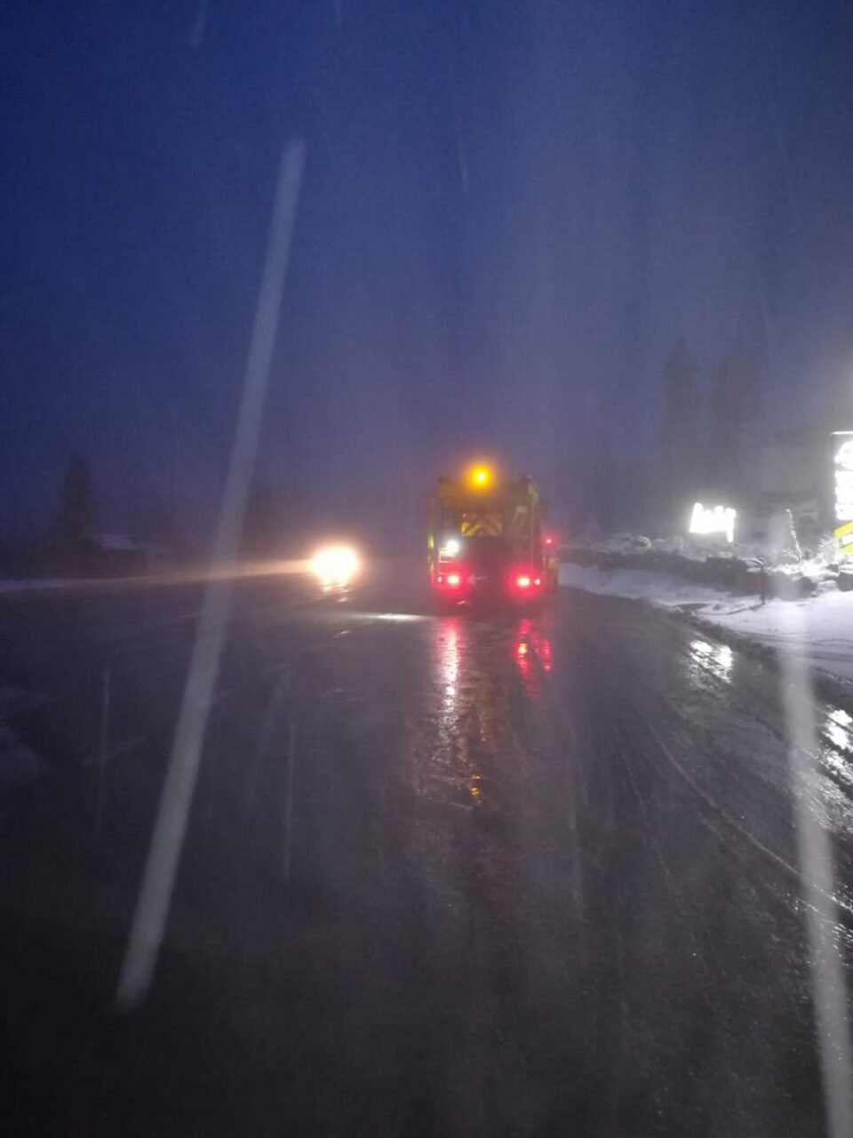 Câteva zeci de autovehicule, blocate aseară de polei în Pasul Tihuța