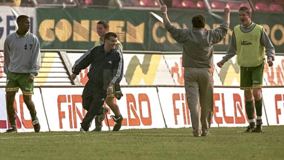 Antrenorul Barbu și președintele Crainiciuc celebrează victoria cu Dinamo, sub privirile lui Fannis și Goian Antrenorul Barbu și președintele Crainiciuc celebrează victoria cu Dinamo, sub privirile lui Fannis și Goian