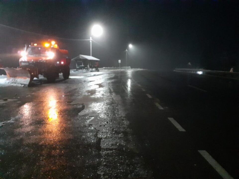 Câteva zeci de autovehicule, blocate aseară de polei în Pasul Tihuța