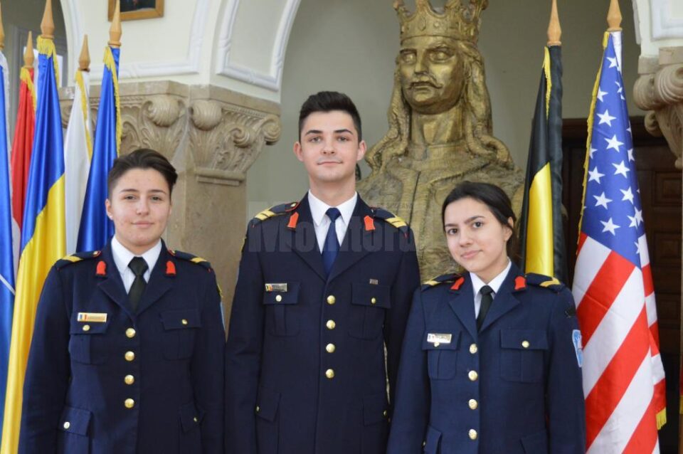 Trei elevi ai Colegiului Național Militar „Ștefan cel Mare” din Câmpulung Moldovenesc, la etapa regională a „Concursului Național de Discurs Public în Limba Engleză” Trei elevi ai Colegiului Național Militar „Ștefan cel Mare” din Câmpulung Moldovenesc, la etapa regională a „Concursului Național de Discurs Public în Limba Engleză”