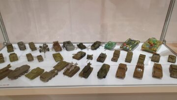 Sute de piese de colecție din categoria Trench Art, expuse la Muzeul de Istorie Suceava