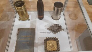 Sute de piese de colecție din categoria Trench Art, expuse la Muzeul de Istorie Suceava