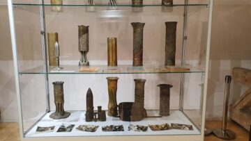 Sute de piese de colecție din categoria Trench Art, expuse la Muzeul de Istorie Suceava