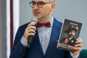 Stau la ușa vieții și bat