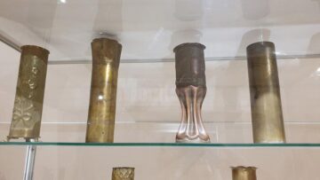 Sute de piese de colecție din categoria Trench Art, expuse la Muzeul de Istorie Suceava