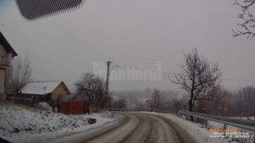 Copaci căzuți peste calea ferată, blocaje rutiere și circulație îngreunată, din cauza viscolului