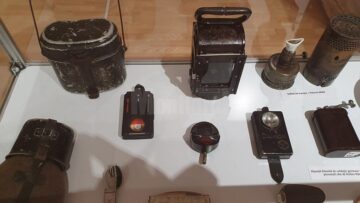 Sute de piese de colecție din categoria Trench Art, expuse la Muzeul de Istorie Suceava