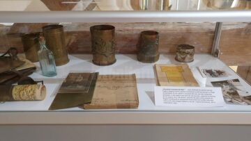 Sute de piese de colecție din categoria Trench Art, expuse la Muzeul de Istorie Suceava