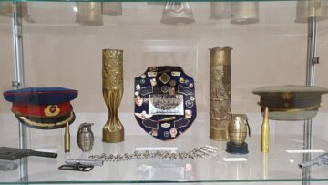 Sute de piese de colecție din categoria Trench Art, expuse la Muzeul de Istorie Suceava