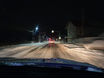 Copaci căzuți peste calea ferată, blocaje rutiere și circulație îngreunată, din cauza viscolului