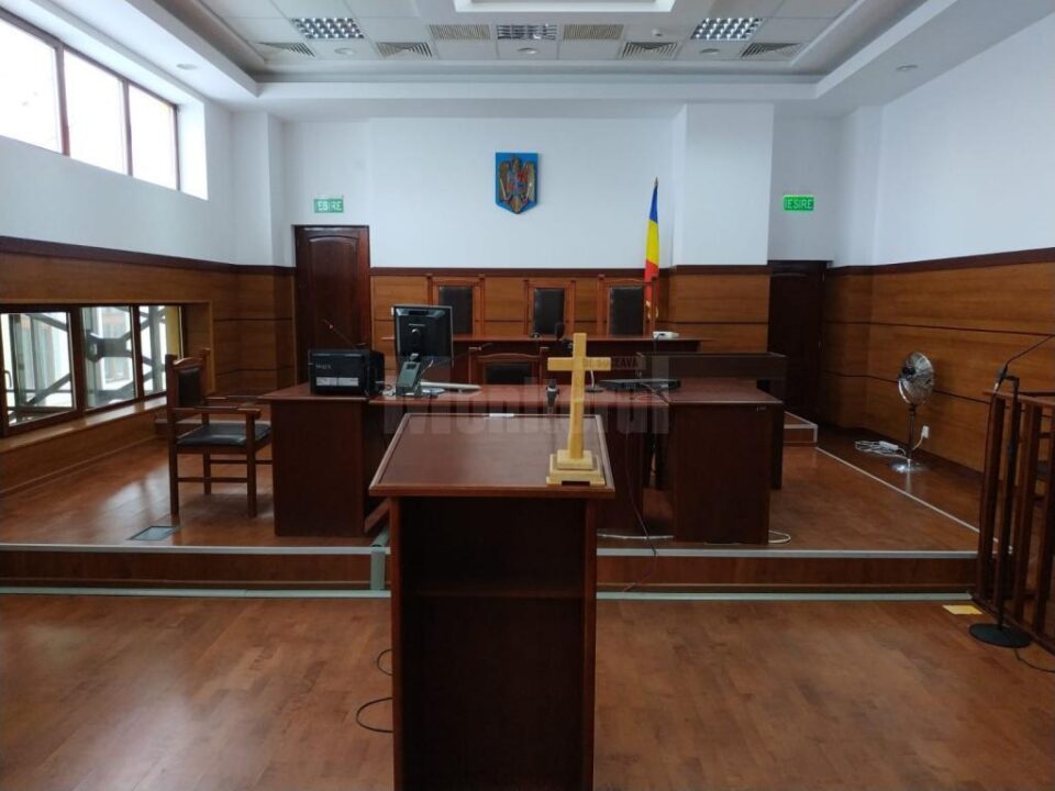 Sală de judecată goală