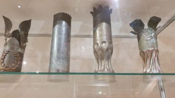 Sute de piese de colecție din categoria Trench Art, expuse la Muzeul de Istorie Suceava