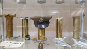 Sute de piese de colecție din categoria Trench Art, expuse la Muzeul de Istorie Suceava