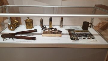 Sute de piese de colecție din categoria Trench Art, expuse la Muzeul de Istorie Suceava