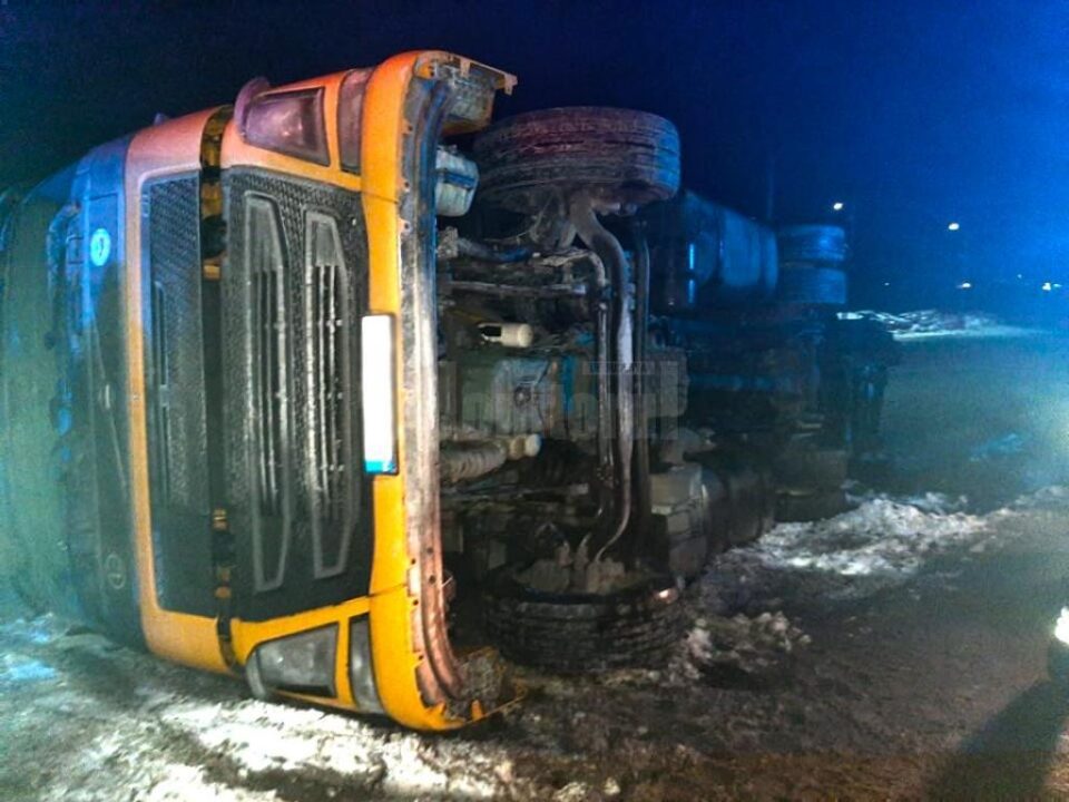 Polonezul s-a răsturnat cu tirul la Păltinoasa
