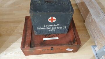 Sute de piese de colecție din categoria Trench Art, expuse la Muzeul de Istorie Suceava