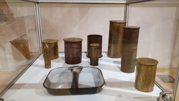 Sute de piese de colecție din categoria Trench Art, expuse la Muzeul de Istorie Suceava