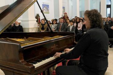 Maestrul Horia Mihail va cânta pe 15 februarie la pianul recent cumpărat de Primăria Suceava - Foto Virgil Oprina