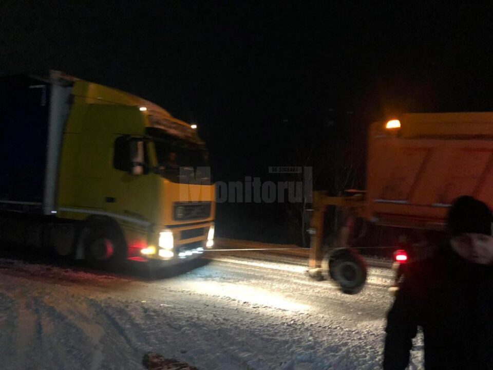 Tirul a fost tractat până la intrare în Stroiești, unde a oprit pe partea dreapta a carosabilului pentru a nu încurca circulația Tirul a fost tractat până la intrare în Stroiești, unde a oprit pe partea dreapta a carosabilului pentru a nu încurca circulația