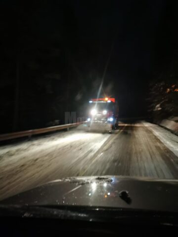 Copaci căzuți peste calea ferată, blocaje rutiere și circulație îngreunată, din cauza viscolului