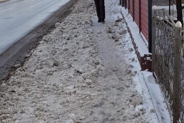 Trotuar acoperit de zăpada aruncată de pe carosabil, după ce a fost curățat de locuitorii de pe strada Biruinței 1