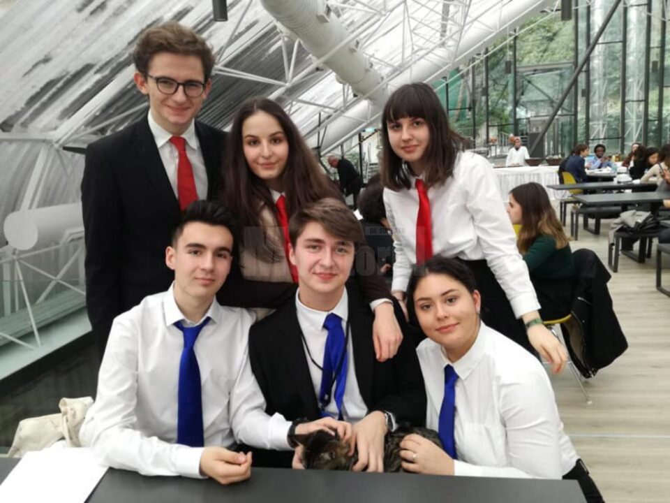 Lotul național al României la dezbateri academice (Diana este a doua din rândul de sus)