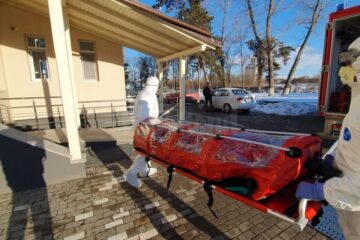 Imagini de la transferul pacientei suspecte de infecție cu coronavirus