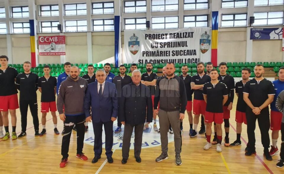 Primarul Sucevei, Ion Lungu, rectorul USV, Valentin Popa, și membrii echipei de handbal Universitatea Suceava