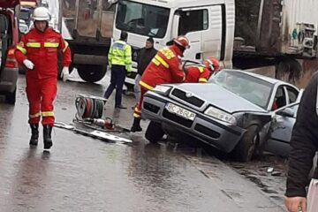 Mașina lovită de tirul scăpat de sub control în curbă, la Cumpărătura