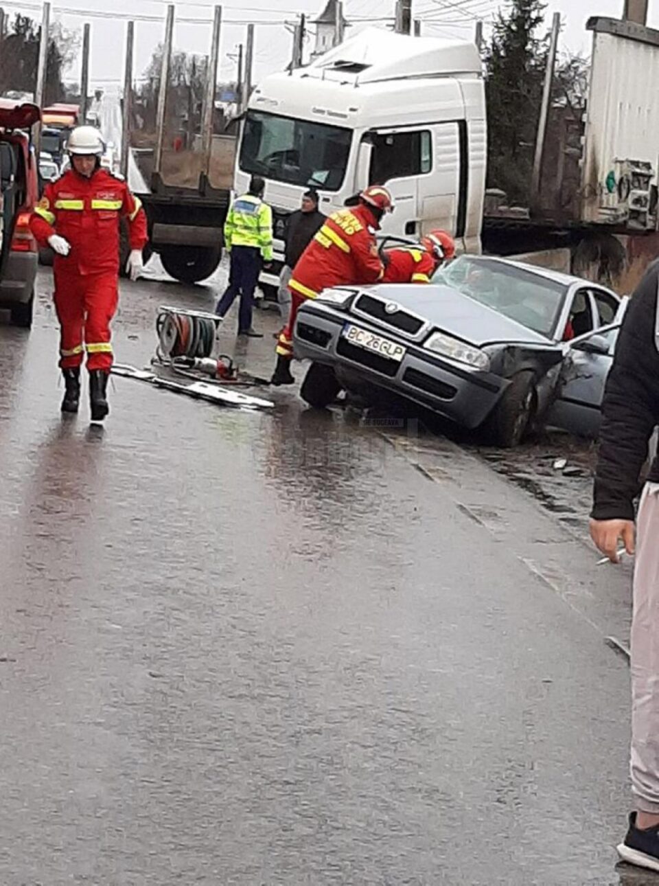 Mașina lovită de tirul scăpat de sub control în curbă, la Cumpărătura