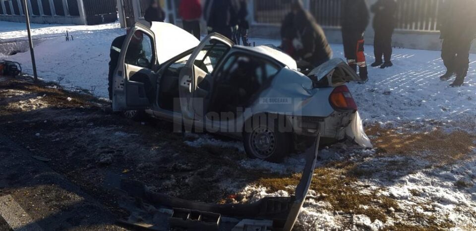 În urma impactului puternic, o femeie a rămas încarcerată în autoturismul Renault