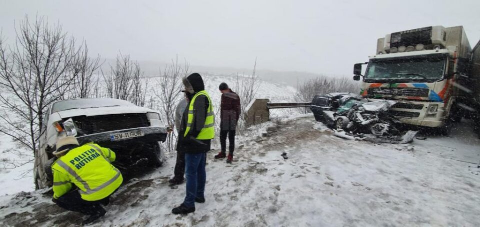 Autoturismul avariat grav de tir, însă cei cinci oameni au supraviețuit ca prin minune