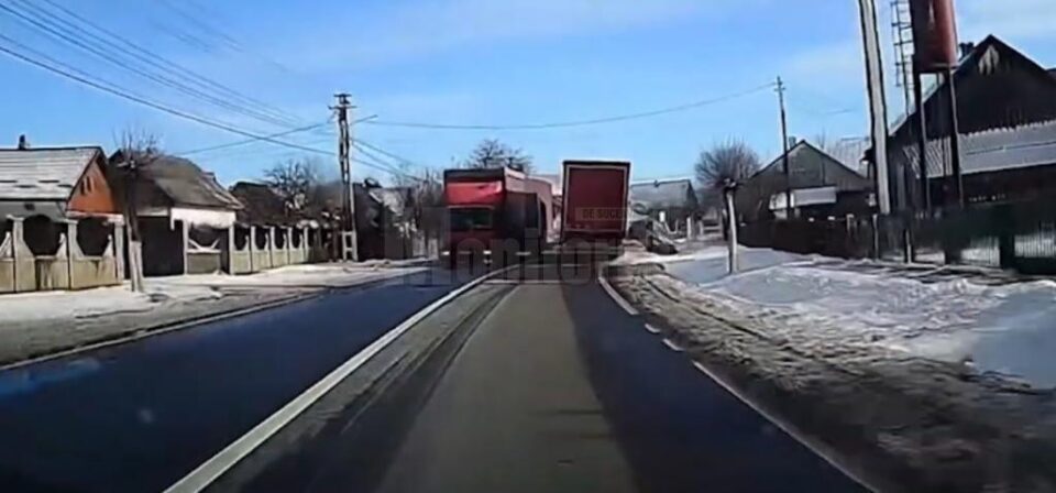 Șoferul unei Dacii Logan a ajuns cu mașina în decor