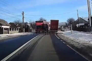 Șoferul unei Dacii Logan a ajuns cu mașina în decor