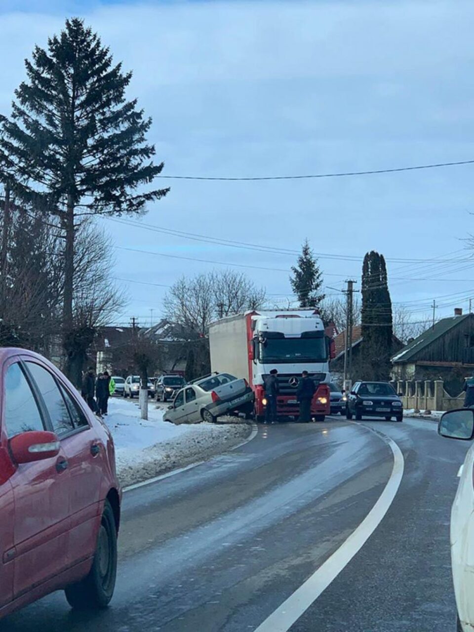 Dacia ieșită în decor după depășirea inconștientă