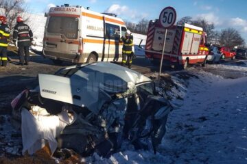 Autoturismul lovit din spate de vehiculul greu