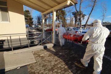 Imagini de la transferul pacientei suspecte de infecție cu coronavirus