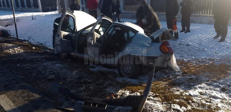 În urma impactului puternic, o femeie a rămas încarcerată în autoturismul Renault